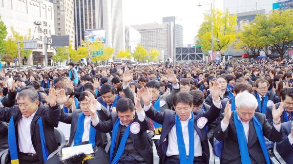 ▲성도들이 기도하고 있다. ⓒ이대웅 기자