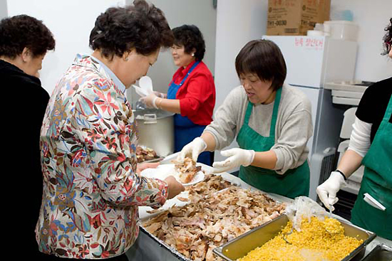 목양장로교회는 18일 교인들과 함께 터키 등 추수감사절 음식을 나눴다. ⓒ목양교회