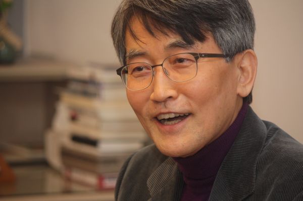 ▲<사명자반> 발간 당시 본지와 인터뷰한 이재철 목사의 모습.