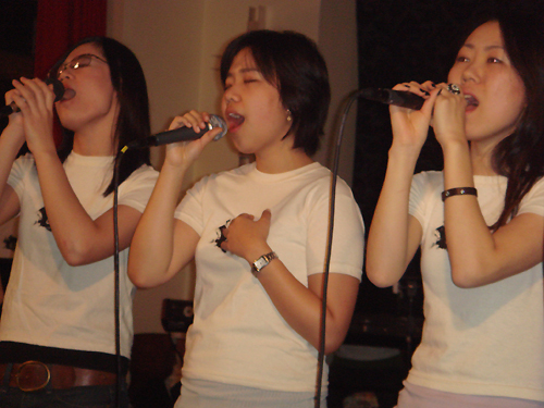 찬양팀 '길'의 찬양하는 모습