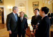 왕이 목사(오른쪽에서 두번째)가 중국 인권운동가와 함께 미국의 조지 W. 부시 대통령을 만나던 모습. ⓒ백악관