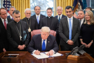 트럼프 대통령이 백악관 집무실에서 이라크 IS 학살 피해 난민 구제 법안에 서명하고 있다. ⓒWhite House/Shealah Craighead