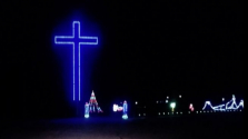 오자크 카운티에 설치된 푸른색 조명의 십자가 조형물. ⓒFACEBOOK/RAGAN THOMPSON-SARTIN