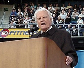 지난 해 샌디에고 집회에서의 그레이엄 목사/ASSIST뉴스