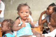 지난 12월 방문에서 아이티 현지에서 만난 아이들. 조항석 목사는 고아원의 아이들이 아파도 울지 않는 모습이 무엇보다 마음이 아프다고 말했다.
