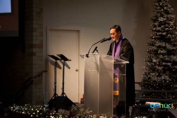 지난해 12월 시애틀 온누리교회 임직식을 인도하는 김도현 목사
