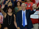 미국 대선을 앞두고 그린즈버러에서 열린 유세 현장에 참석했던 마이크 펜스 부통령과 아내 카렌 펜스의 모습. ⓒ마이크 펜스 페이스북