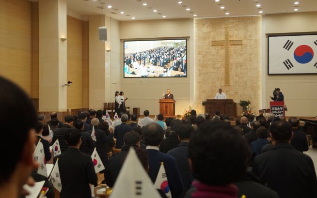▲강남제일교회 3.1운동 100주년기념예배 세미나 현장. 교우들이 개인용 작은 태극기를 손에 들고 있다. ⓒ김신의 기자