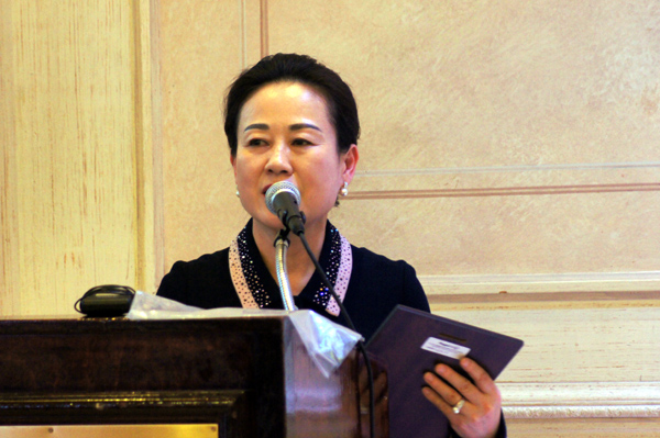 김경신 사모가 퀸즈 교협 관계자들에게 인사하고 있다.