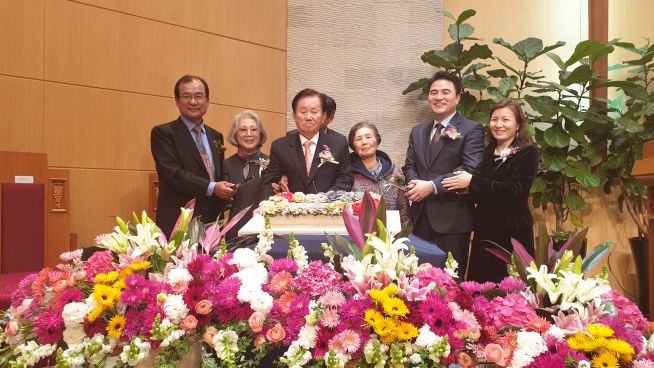 ▲강남중앙침례교회 1·2·3대 담임인 김충기 목사(가운데), 피영민 목사(왼쪽), 최병락 목사가 각자 사모와 함께 기념케이크를 자르기 전 기념촬영을 하고 있다. ⓒ김진영 기자