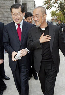 주요 대선 후보들의 종교가 대부분 ‘기독교’(개신교, 가톨릭)인 것으로 나타났다. 지난 5일 천주교 정의구현전국사제단을 방문한 문국현 후보가 문규현 신부와 대화를 나누고 있다. 