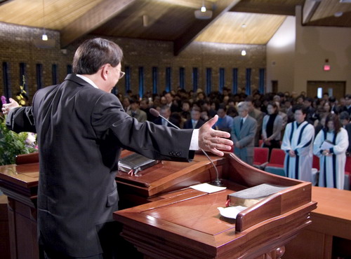 마지막으로 축도하는 헤브론교회 송용걸 목사