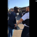 노방 전도에 나선 남성을 저지하고 있는 경찰의 모습. ⓒEyeOnAntisemitism 인스타그램