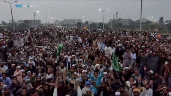 파키스탄에서 신성모독 혐의로 사형선고를 받았던 아시아 비비 석방에 항의하는 파키스탄 무슬림들이 거리를 점령하고 있다. ⓒYouTube/TRT World