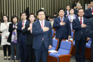 자유한국당 황교안 대표(맨 앞)가 국기에 대한 경례를 하고 있다. ⓒ자유한국당