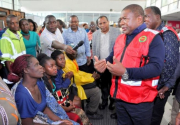 모잠비크 필리페 니우시(Filipe Nyusi) 대통령(우)이 사이클론 &#039;이다이&#039; 생존자들과 대화하고 있다. ⓒFacebook