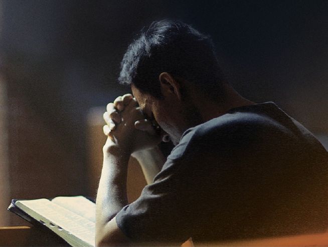 ▲영화 <교회 오빠> 포스터에 담긴 故 이관희 집사. ⓒ커넥트픽처스 제공