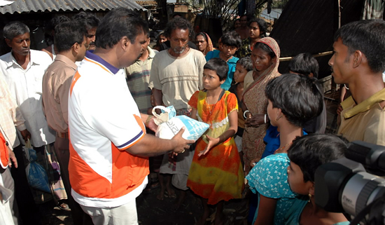 빈스 에드워드 월드비전 방글라데시 디렉터가 구호품을 나누어 주고 있다. ⓒ월드비전