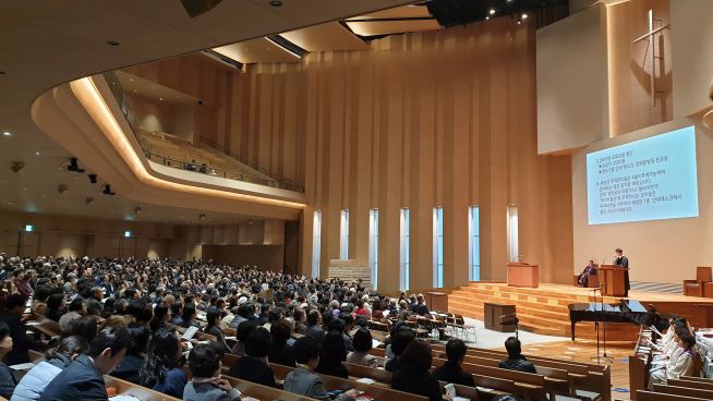 교인들이 새 예배당 1층을 가득 메운 가운데 첫 주일예배(1부)를 드리고 있다. ⓒ김진영 기자