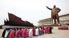 김일성 동상 앞에서 절하는 북한 주민들. ⓒ지저스 아미 2014년 2월호