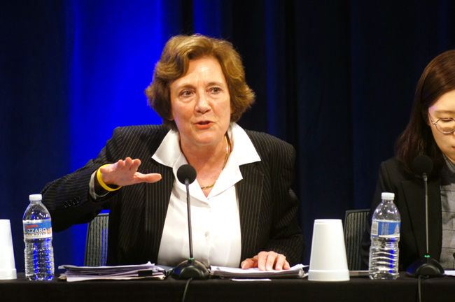 북한자유연합 대표 수잔 솔티 여사가 북한 고아들이 겪고 있는 인권 실태에 대한 참고 발언을 하고 있다.