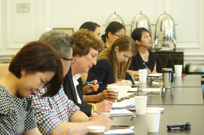 지난 2019년 미국 워싱턴에서 열렸던 제16회 북한자유주간 중 미국 기업 연구소(AEI)에서 열린 회의에서 북한자유주간 대표단을 비롯한 연구소 스태프들이 탈북자 대표들의 발언을 듣고 있다. 왼쪽 아래서 세 번째가 북한자유연합 수잔 숄티 대표.  