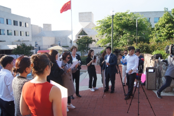북한자유주간 마지막 공식일정으로 3일 저녁 중국대사관 앞에서 탈북자 강제북송 반대 시위가 진행됐다. 참석자들은 북송된 탈북자들의 명단을 하나하나 불러가며 이들의 생환을 위해 기도했다.