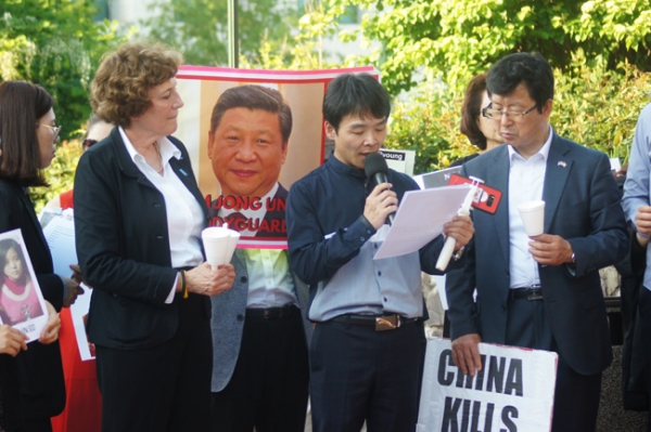 탈북자단체 대표들이 강제북송 탈북자들의 명단을 읽고 있다.