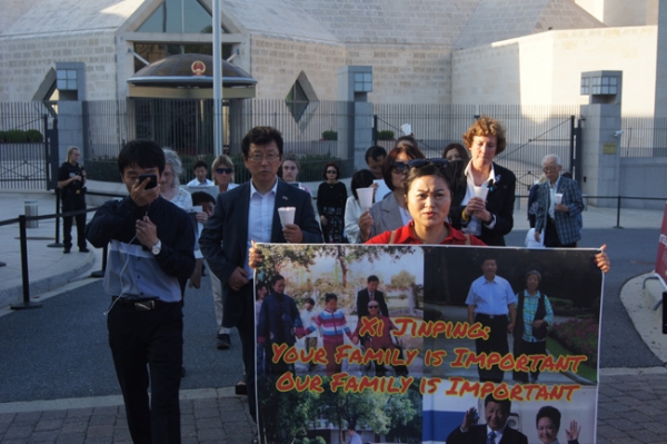 참가자들은 피켓과 촛불을 들고 아리랑을 부르며 중국대사관 주위를 돌았다.