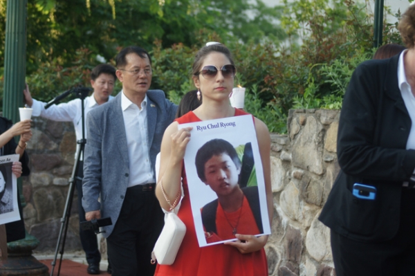 참가자들은 피켓과 촛불을 들고 아리랑을 부르며 중국대사관 주위를 돌았다.