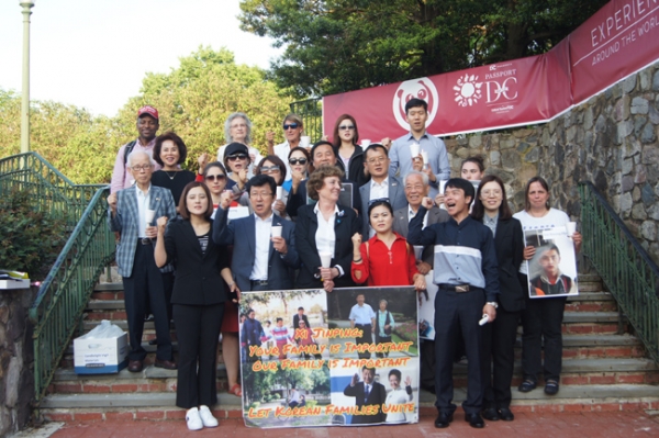 중국대사관 앞 강제북송 반대시위에 참가자한 이들이 자유북한을 외치며 기념촬영을 했다.