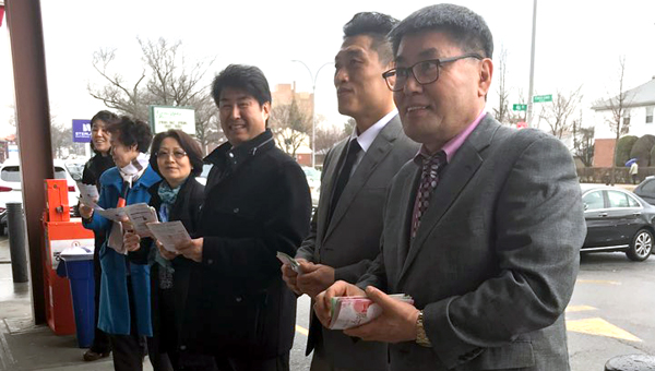 뉴욕효신장로교회 노방전도팀이 덕담과 함께 전도지를 건네고 있는 모습.