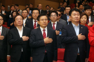 지난달 24일 국회의원회관 대회의실에서 진행된 ‘북한 인권’ 영화 &lt;퍼스트 스텝&gt; 상영회에 앞서 국기에 대한 경례를 하고 있는 황교안 대표(가운데). 