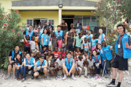 아이티 브니엘 고아원에서 선교팀이 현지 어린이들과 함께 기념촬영을 했다.