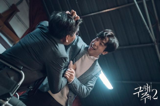 거짓된 목회자의 교주화 과정을 묘사한 드라마 <구해줘 2>.