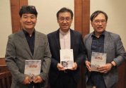 (왼쪽부터) 기자회견을 가진 윤학렬 감독, 최병호 목사, 박상원 목사