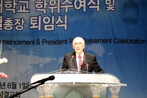 미성대 류종길 총장 퇴임식에서 격려사를 전하는 전 서울신학대학교 교수 허경삼 목사