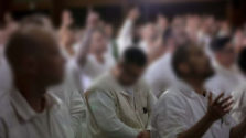 게이트웨이교회가 코필드 교도소 내에 개척한 교회에서 예배드리고 있는 제소자들의 모습. ⓒ게이트웨이교회 제공