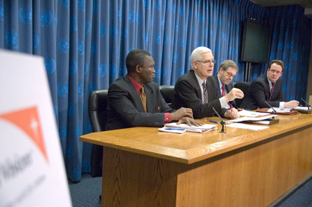 지난 29일 UN본부에서 리치 스턴스 월드비전US 회장(왼쪽에서 두번째)이 AIDS 실태 조사결과를 발표하고 있다. ⓒ월드비전