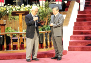 기쁜우리교회를 방문해 김경진 목사에게 감사패를 전달하는 한국 CGNTV 사장 이용경 장로