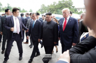 3개국 정상인 문재인 대통령, 김정은, 트럼프 대통령(왼쪽부터)이 회담 장소로 들어가고 있다. ⓒ청와대