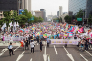 6월 1일 동성애퀴어축제반대 국민대회 참가자들이 퍼레이드를 펼치고 있다. 