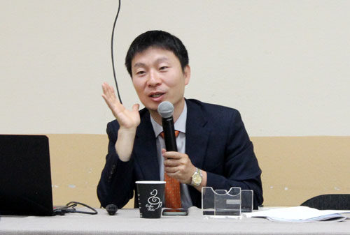 미주성시화운동본부가 주최한 남가주 지역 교계 지도자 초청 "동성애 예방 교육 세미나"에서 강의하는 염안섭 원장