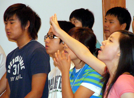 기도하는 청소년들