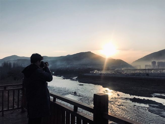 ▲강동완 교수는 책에서 "카메라를 들면 왜, 무엇을 찍으려 하는가에 대한 고민이 늘 앞선다. 렌즈 안에 비친 또 다른 세상에서 어떤 선택을 할지 끊임없이 싸운다. 그럴 때마다 단 하나의 약속만은 지키고자 한다. 그저 하나의 선택이 진실을 가리는 외눈박이만 아니면 좋겠다는 간절한 다짐"이라고 말했다. ⓒ강 교수 제공