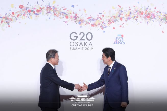 지난달 G20에서 만난 한국 문재인 대통령과 일본 아베 총리. ⓒ청와대