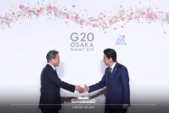 지난달 G20에서 만난 한국 문재인 대통령과 일본 아베 총리. ⓒ청와대