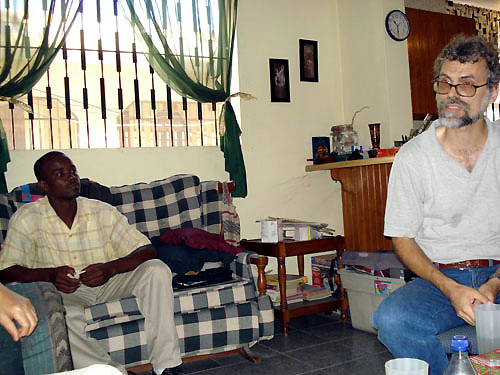 하이티 선교지 방문팀들은 로저 목사를 만나 신학교와 기독직업학교 및 선교사역에 대한 이야기를 나누기도 했다. 