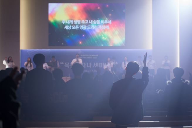 찬양하는 가운데 PPT가 보이는 모습(사진은 해당 기사와 직접 관련이 없습니다)