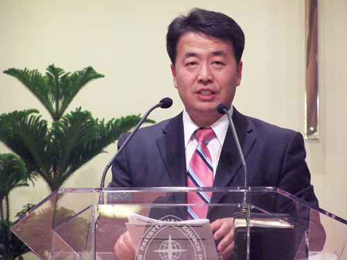 사회 김천수 목사(뉴욕방주교회).